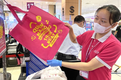 Siêu thị Aeon Tân Phú, TP.HCM cho thuê túi thân thiện môi trường với giá 5.000 đồng/lần - Ảnh: TỰ TRUNG Siêu thị Aeon Tân Phú, TP.HCM cho thuê túi thân thiện môi trường với giá 5.000 đồng/lần - Ảnh: TỰ TRUNG