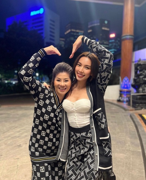 Thùy Tiên bị bộ sậu Miss Grand International huỷ theo dõi, ẩn tình phía sau là gì? - Ảnh 3. Mối quan hệ giữa Thùy Tiên và Phó chủ tịch Teresa từng thân thiết như mẹ và con gái