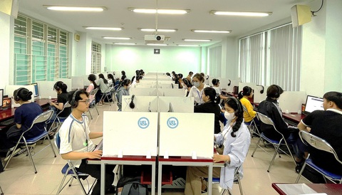 Sinh viên Trường ĐH Kinh tế - Luật (ĐH Quốc gia TP.HCM) thi kiểm tra năng lực tiếng Anh đầu vào năm 2023 - Ảnh: XUÂN TIẾN Sinh viên Trường ĐH Kinh tế - Luật (ĐH Quốc gia TP.HCM) thi kiểm tra năng lực tiếng Anh đầu vào năm 2023 - Ảnh: XUÂN TIẾN