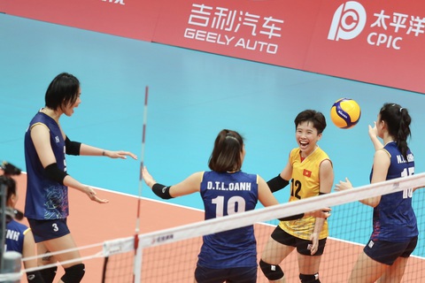 Bóng chuyền nữ Việt Nam - Nhật Bản (24-26, 21-25): Việt Nam bị dẫn trước hai ván - Ảnh 2. Tuyển Việt Nam dốc hết sức trước Nhật Bản - Ảnh: ĐỨC KHUÊ
