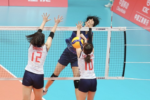 Bóng chuyền nữ Việt Nam - Nhật Bản (24-26, 21-25, 25-23): Việt Nam sống lại hi vọng - Ảnh 2. Thanh Thúy ghi điểm kết thúc ván ba - Ảnh: ĐỨC KHUÊ