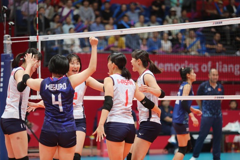Bóng chuyền nữ Việt Nam - Nhật Bản (ván 1): 13-13 - Ảnh 3. Tuyển Nhật Bản có lối đánh hiện đại - Ảnh: ĐỨC KHUÊ