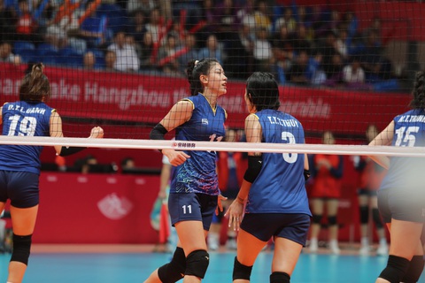 Bóng chuyền nữ Việt Nam - Nhật Bản (24-26): Việt Nam thua sát nút ở ván một - Ảnh 2. Việt Nam khá hứng khởi đầu ván hai - Ảnh: ĐỨC KHUÊ