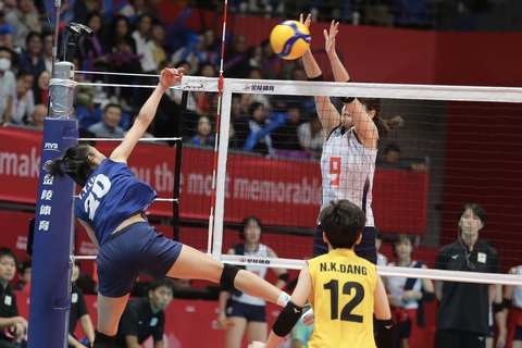 Bóng chuyền nữ Việt Nam - Nhật Bản (24-26, 21-25): Việt Nam bị dẫn trước hai ván - Ảnh 2. Việt Nam (áo xanh) khá bế tắc trong tấn công - Ảnh: ĐỨC KHUÊ