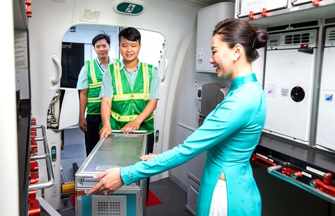 Quy trình đưa suất ăn từ mặt đất lên máy bay của Vietnam Airlines Quy trình đưa suất ăn từ mặt đất lên máy bay của Vietnam Airlines