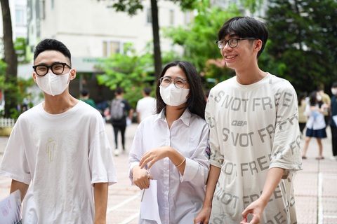 Phương án thi tốt nghiệp THPT từ năm 2025: trên 73% ý kiến chọn 3+2 - Ảnh 1. Thí sinh thi tốt nghiệp THPT năm 2023 tại Hà Nội - Ảnh: NAM TRẦN