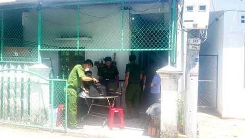 Hai lao công bị bắn được miễn toàn bộ chị phí điều trị - Ảnh 4. Khám xét phòng trọ của hai nghi phạm, cơ quan chức năng niêm phong nhiều hung khí - Ảnh: Đ.L.