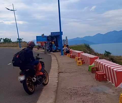 Nguy cơ tai nạn tại đường đèo đẹp nhất Nha Trang - Ảnh 4. Du khách ăn uống ngay trên đèo bất chấp nguy hiểm - Ảnh: MINH CHIẾN