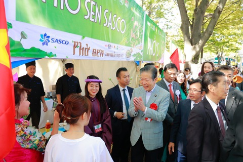 Ban tổ chức Vietnam Festival Phở 2023 và Ông Yamaguchi Natsuo, Chủ tịch Đảng Công minh Nhật Bản tham quan gian hàng Phở Sen SASCO Ban tổ chức Vietnam Festival Phở 2023 và ông Yamaguchi Natsuo, chủ tịch Đảng Công minh Nhật Bản tham quan gian hàng Phở Sen SASCO