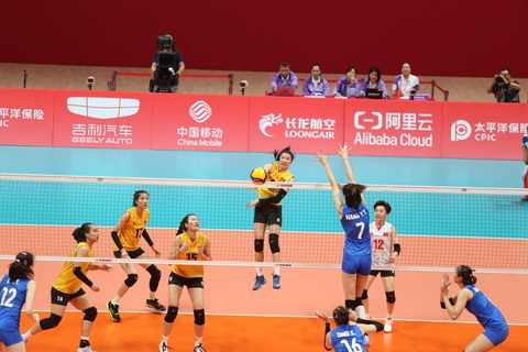 Trực tiếp Asiad 19 ngày 7-10: 'Quyết chiến' với Thái Lan - Ảnh 1. Tuyển bóng chuyền nữ Việt Nam (áo vàng) sẽ tranh HCĐ với Thái Lan - Ảnh: ĐỨC KHUÊ