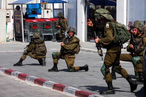 Binh sĩ Israel bảo vệ các khu dân cư sau vụ xâm nhập hàng loạt của các tay súng Hamas từ Dải Gaza, ở Sderot, ngày 7-10 - Ảnh: REUTERS Binh sĩ Israel bảo vệ các khu dân cư sau vụ xâm nhập hàng loạt của các tay súng Hamas từ dải Gaza, ở Sderot, ngày 7-10 - Ảnh: REUTERS