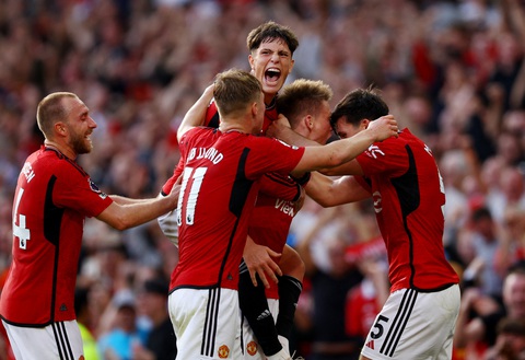 McTominay lập cú đúp ở phút bù giờ, Man United ngược dòng khó tin trước Brentford - Ảnh 3. Man United giành chiến thắng ở những giây cuối cùng của phút bù giờ - Ảnh: REUTERS