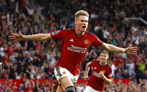 McTominay lập cú đúp ở phút bù giờ, Man United ngược dòng khó tin trước Brentford - Ảnh 1. Niềm vui của Scott McTominay sau khi ghi bàn thắng vào lưới Brentford - Ảnh: REUTERS