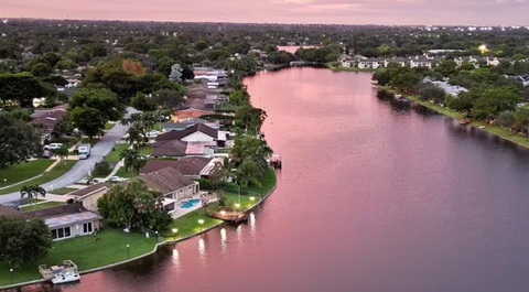 50 thành phố lớn nhất nước Mỹ có 5,5 triệu ngôi nhà bỏ trống - Ảnh 1. Ở Miami và Tampa, lý do phổ biến nhất cho các ngôi nhà bỏ trống là nó được sử dụng theo mùa, nghỉ dưỡng hoặc không thường xuyên - Ảnh: DAILY MAIL