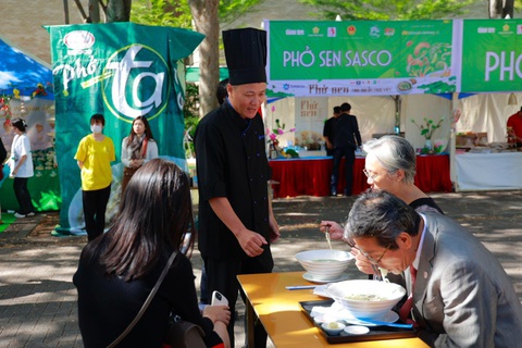 Bếp trưởng SASCO Phạm Quang Duy giới thiệu phở sen, phở matcha đến du khách lễ hội Bếp trưởng SASCO Phạm Quang Duy giới thiệu phở sen, phở matcha đến du khách lễ hội.