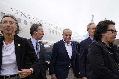 Lãnh đạo đa số Thượng viện Mỹ Chuck Schumer đáp xuống Thượng Hải, Trung Quốc, ngày 7-10 - Ảnh: AFP Lãnh đạo đa số Thượng viện Mỹ Chuck Schumer (giữa) đáp xuống Thượng Hải, Trung Quốc, ngày 7-10 - Ảnh: AFP