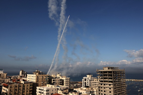 Rocket bắn lên từ Gaza về phía Israel ngày 7-10 - Ảnh: AFP Rocket bắn lên từ Gaza về phía Israel ngày 7-10 - Ảnh: AFP