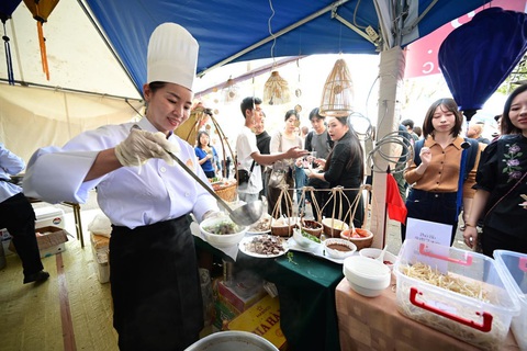 Thực khách chờ thưởng thức phở tại công viên Yoyogi, Tokyo, Nhật Bản sáng 7-10 - Ảnh: QUANG ĐỊNH Các quầy phở luôn tay phục vụ thực khách - Ảnh: QUANG ĐỊNH