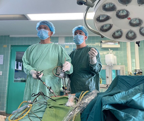 Nhiều người hỏng thận vì sỏi niệu quản để lâu - Ảnh 1. Ca nội soi lấy sỏi, đặt ống Sonde JJ vào niệu quản tại Bệnh viện Hữu nghị Việt Nam - Cu Ba Đồng Hới - Ảnh: BVCC