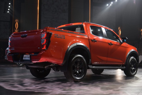 Isuzu D-Max facelift ra mắt hoàn chỉnh - Ảnh 2. Khu vực đuôi xe cập nhật giao diện đèn hậu dạng tầng sắc sảo - Ảnh: Autolifethailandtv