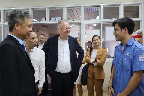 Tạo điều kiện cho sinh viên trường nghề thực hành tại Đức - Ảnh 1. Thủ hiến Stephan Weil (giữa) và đoàn làm việc từ Đức gặp gỡ sinh viên Trường cao đẳng Kỹ thuật Cao Thắng tại xưởng thực hành - Ảnh: GIA HÂN