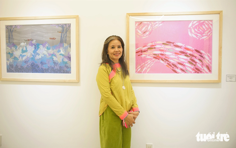 Lê Thiết Cương, Tào Linh… tại phòng tranh mới của TomuraLee Việt Nam - Ảnh 7. Họa sĩ Hoàng Phương Liên bên tác phẩm tại triển lãm