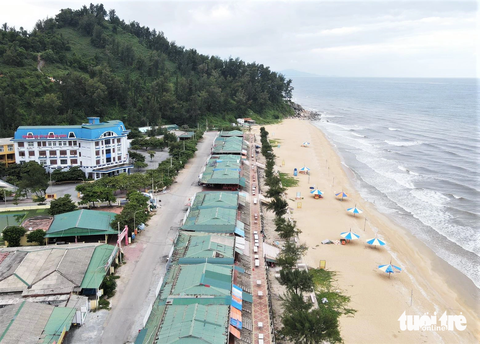 Bãi biển nổi tiếng ở Hà Tĩnh thoáng đãng sau giải tỏa 46 ki ốt nhếch nhác - Ảnh 1. Loạt ki ốt chắn lối ra biển Thiên Cầm trước khi chưa được tháo dỡ - Ảnh: LÊ MINH