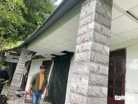 Nhiều nhà dân bị đất sạt trượt đè lên, gây nứt nẻ - Ảnh: A.TUẤN Nhiều nhà dân bị đất sạt trượt đè lên, gây nứt nẻ - Ảnh: A.TUẤN
