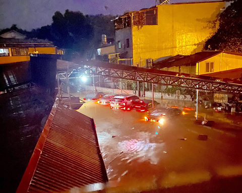 Mưa lớn gây ngập cục bộ, sạt lở đất làm 2 vợ chồng tử vong - Ảnh 5. Mưa lớn gây ngập một số ô tô ở TP Yên Bái - Ảnh: Báo Yên Bái