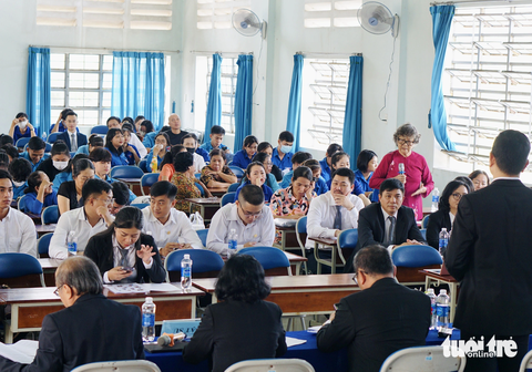 Bà Đặng Thị Kim Phượng (77 tuổi, ngụ xã Phước Hiệp) chia sẻ nhiều vấn đề xã hội với ban tư vấn - Ảnh: TUYẾT MAI Bà Đặng Thị Kim Phượng (77 tuổi, ngụ xã Phước Hiệp) chia sẻ nhiều vấn đề xã hội với ban tư vấn - Ảnh: TUYẾT MAI