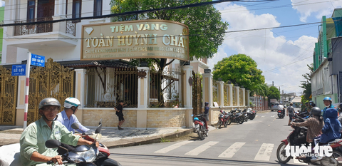 Kẻ cướp tiệm vàng từng làm trưởng phòng thi hành án tỉnh Trà Vinh - Ảnh 3. Hiện trường nơi xảy ra vụ việc - Ảnh: H.T.