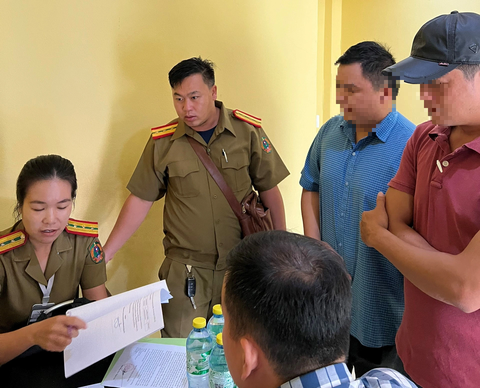 Giải cứu thanh niên ham việc nhẹ lương cao bị lừa qua tận ‘Tam giác vàng’ - Ảnh 1. N. (áo xanh) đang được công an Lào bàn giao cho tổ công tác đặc biệt của Công an Quảng Trị, sau hành trình tìm việc nhẹ lương cao - Ảnh: Q.T.