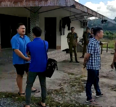 Giải cứu thanh niên ham việc nhẹ lương cao bị lừa qua tận ‘Tam giác vàng’ - Ảnh 2. Tổ công tác đặc biệt tiếp cận khu nhà nghỉ nơi N. (áo xanh) được công an Lào bố trí lưu trú - Ảnh: Q.T.