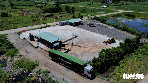 Công ty TNHH Tân Thành Phát đã xây dựng hạ tầng, lắp đặt dây chuyền, máy móc hoạt động sản xuất dăm gỗ tại cụm công nghiệp Ba Bản và đưa lên nhiều xe container chở đi tiêu thụ - Ảnh: TRẦN TRUNG Công ty TNHH Tân Thành Phát đã xây dựng hạ tầng, lắp đặt dây chuyền, máy móc hoạt động sản xuất dăm gỗ tại Cụm công nghiệp Ba Bản và đưa lên nhiều xe container chở đi tiêu thụ - Ảnh: TRẦN TRUNG