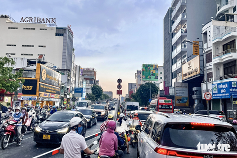 TP.HCM tính cấm xe máy lên cầu vượt gần sân bay Tân Sơn Nhất để giảm ùn tắc - Ảnh 1. Cầu vượt thép Cộng Hòa - Hoàng Hoa Thám (khu vực xung quanh sân bay Tân Sơn Nhất) thường xảy ra ùn ứ giao thông - Ảnh: CHÂU TUẤN