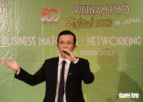 Nhật Bản muốn tăng giao thương với Việt Nam để thúc đẩy tăng trưởng kinh tế - Ảnh 2. Ông Trần Xuân Toàn - phó chủ tịch Hội hữu nghị Việt Nam - Nhật Bản TP.HCM, phó tổng biên báo Tuổi Trẻ, trưởng ban tổ chức Vietnam Phở Festival 2023 - cho biết phở là cầu nối văn hóa, kinh tế hiệu quả giữa doanh nghiệp hai nước.