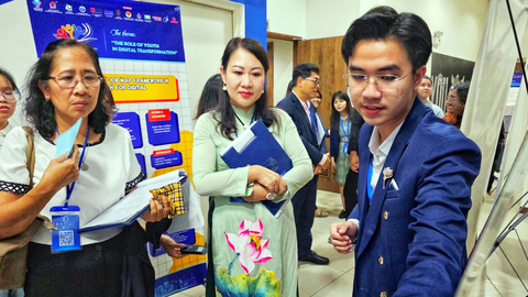 Kỹ năng số là bắt buộc với người trẻ - Ảnh 1. Sinh viên Võ Lập Phúc (Trường ĐH Sư phạm TP.HCM) trình bày tham luận trước hội đồng khoa học tiểu ban - Ảnh: NGỌC ĐỨC