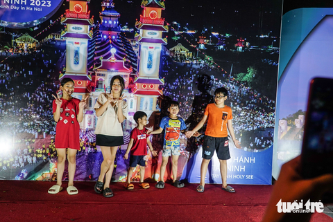 Mang ‘Hương sắc Tây Ninh’ đến Hà Nội - Ảnh 6. Người dân thủ đô check-in với bức hình tòa thánh Tây Ninh tại khu vực trưng bày - Ảnh: NGUYỄN HIỀN