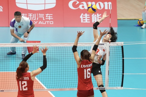 Bóng chuyền nữ Việt Nam - Thái Lan (19-25): Thái Lan vươn lên trong nửa cuối ván một - Ảnh 1. Thanh Thúy không thể giúp tuyển bóng chuyền nữ Việt Nam thắng Thái Lan - Ảnh: Đ.K