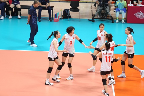 Bóng chuyền nữ Việt Nam - Thái Lan (19-25): Thái Lan vươn lên trong nửa cuối ván một - Ảnh 2. Niềm vui của các cô gái Việt Nam - Ảnh: Đ.K