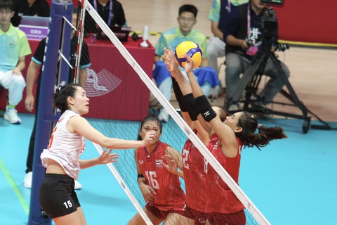 Bóng chuyền nữ Việt Nam - Thái Lan (19-25): Thái Lan vươn lên trong nửa cuối ván một - Ảnh 2. Hai đội giằng co trên lưới quyết liệt - Ảnh: Đ.K