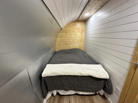 Biến máy bay thành nhà: Bếp nấu, bồn tắm trên cánh, ghế massage khoang hạng nhất - Ảnh 9. Trong khi đó, phòng ngủ cho khách được trang bị giường cỡ Queen - Ảnh: Airbnb