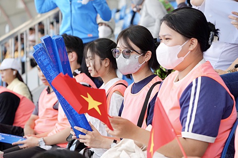 Các CĐV hào hứng với ngày hội bóng đá công nhân tại TP.HCM - Ảnh: HỮU HẠNH Các CĐV hào hứng với ngày hội bóng đá công nhân tại TP.HCM - Ảnh: HỮU HẠNH