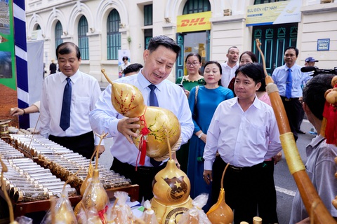 Ông Nguyễn Thanh Ngọc - chủ tịch UBND tỉnh Tây Ninh - tham quan các gian hàng tại Ngày Tây Ninh tại Hà Nội - Ảnh: MINH KHÁNH Ông Nguyễn Thanh Ngọc - chủ tịch UBND tỉnh Tây Ninh - tham quan các gian hàng ở Ngày Tây Ninh tại Hà Nội - Ảnh: MINH KHÁNH