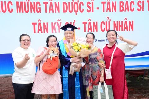 Cụ ông Cần Thơ lấy bằng đại học ở tuổi 60 - Ảnh 1. Tân dược sĩ Cũng Hoàng Phương (60 tuổi) trong ngày lễ tốt nghiệp - Ảnh: Trường ĐH Tây Đô cung cấp
