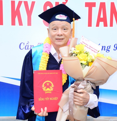 Cụ ông Cần Thơ lấy bằng đại học ở tuổi 60 - Ảnh 2. Kiến thức ở bậc đại học giúp ông Phương thêm tự tin khi kê toa bán thuốc cho người bệnh - Ảnh: Trường ĐH Tây Đô cung cấp