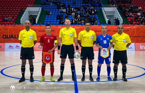 Tuyển futsal Việt Nam thắng Mông Cổ 6-1 - Ảnh 1. Tuyển futsal Việt Nam (áo đỏ) chụp ảnh lưu niệm trước trận gặp Mông Cổ - Ảnh: VFF