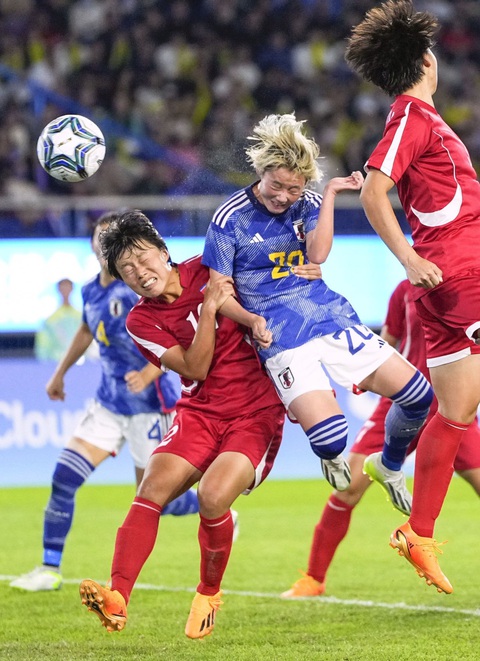Bóng đá nữ tại Asiad 19: Lạ lùng - Ảnh 1. Đội tuyển nữ Nhật Bản (áo xanh) trong trận thắng Triều Tiên ở chung kết Asiad 19 - Ảnh: KYODO NEWS