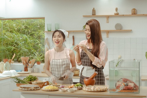 Orange tiết lộ khắc khẩu với mẹ, lần đầu gọi điện xin lỗi gia đình - Ảnh 1. Orange và Hoa hậu Đoàn Thiên Ân trải lòng về chuyện gia đình