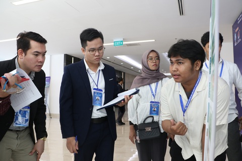 Kỳ vọng người trẻ tích cực tham gia chuyển đổi số - Ảnh 6. Sinh viên trình bày ý tưởng poster trước ban giám khảo tại diễn đàn - Ảnh: BÌNH MINH
